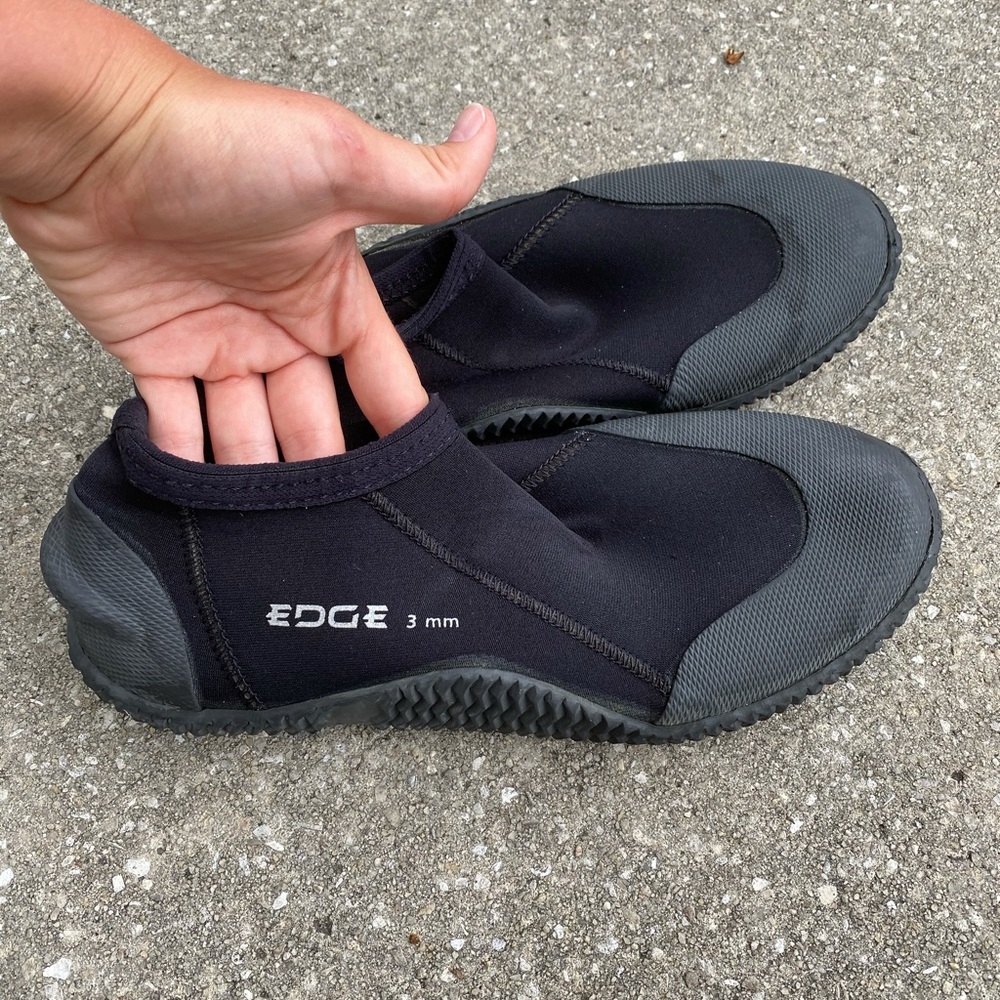 edge women’s 3mm size 9 booties